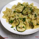Farfalle z kremem z cukinii